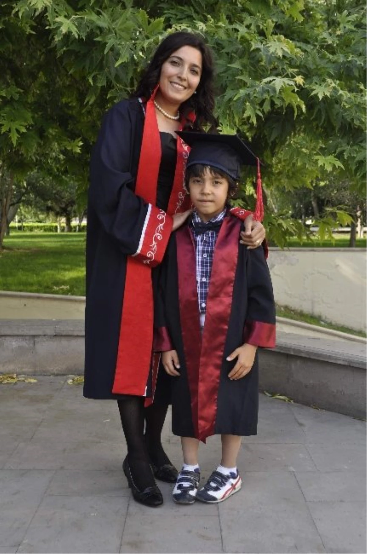 2. Üniversitesini Bitiren Anne, Diplomasını Oğluyla Beraber Aldı