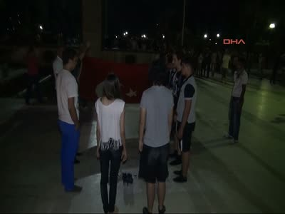 Adana\'da Asker Selamlı \'Duran Adam\' Protestosu