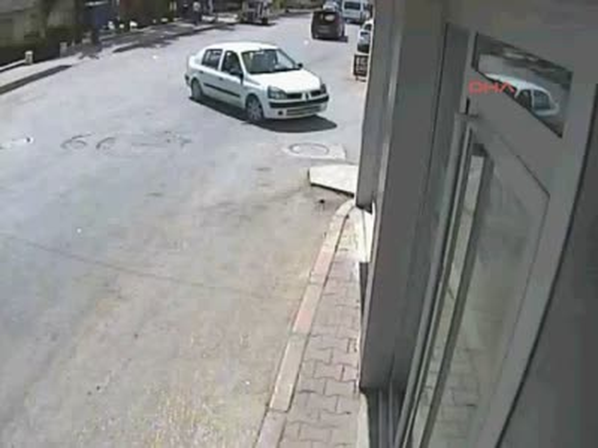 Adana PTT Soyguncusunu Otomobili Ele Verdi