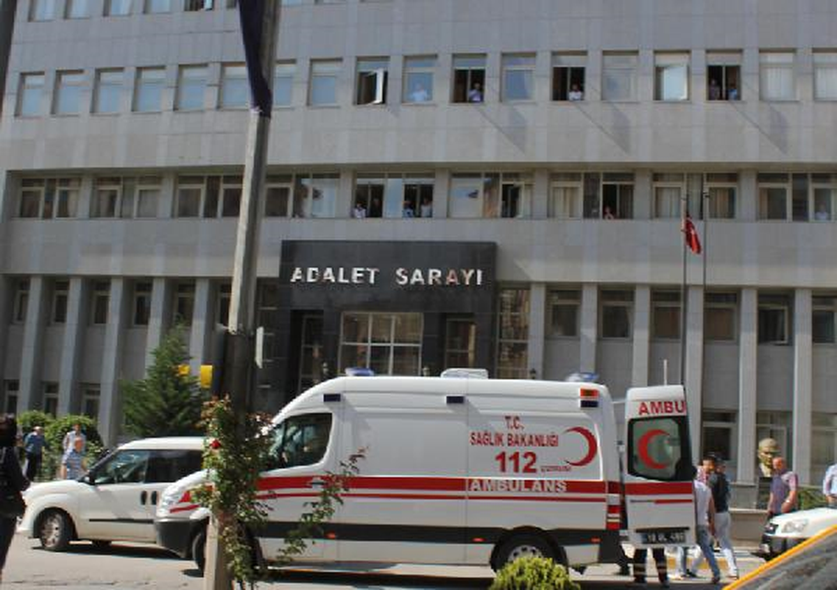 Adliye Önünde Bıçaklı Kavga: 1 Kişi Yaralandı