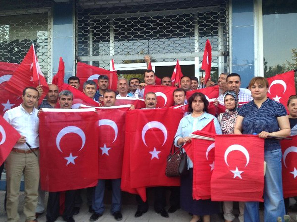 AK Parti\'den Bayrak Asma Kampanyası