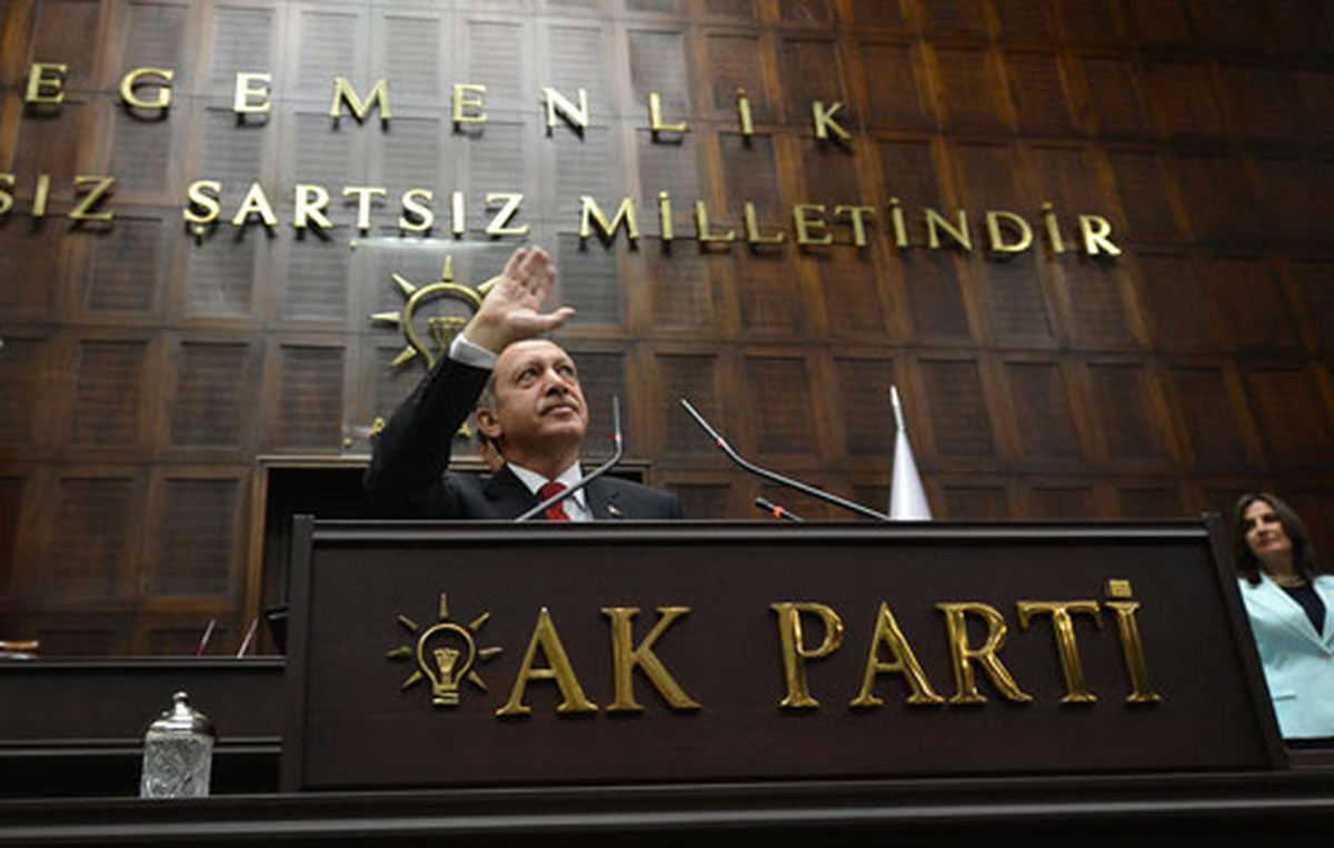 AK Parti Grubunun Alkıştan Yıkıldığı Anlar