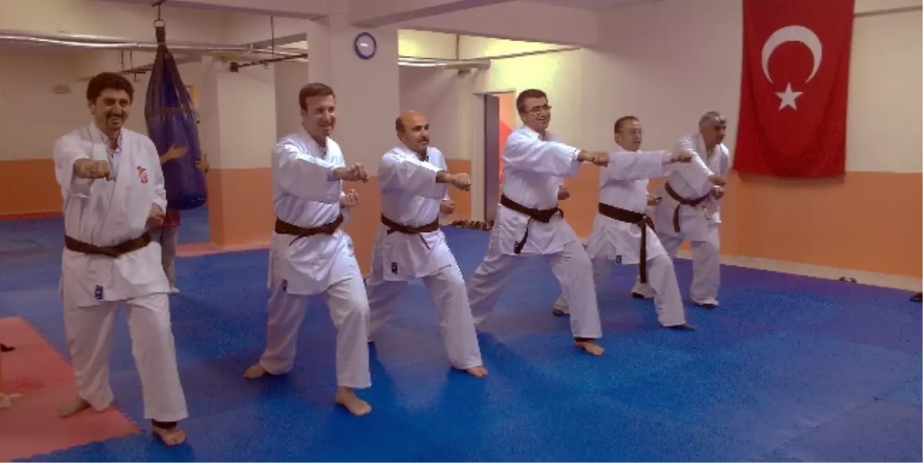 AK Parti\'li Erdinç\'ten Karate Gösterisi