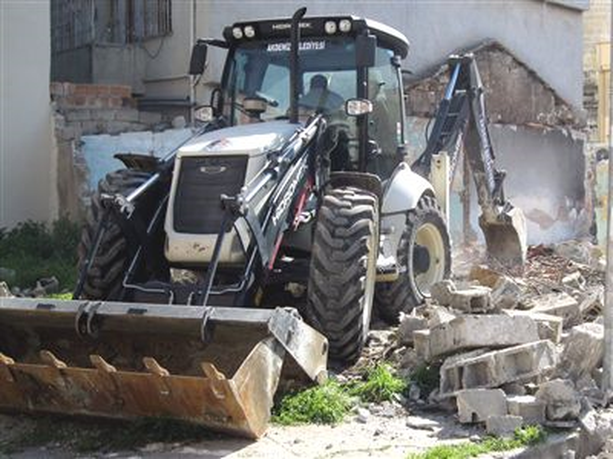 Akdeniz İlçesinden Metruk Bina Yıkımı