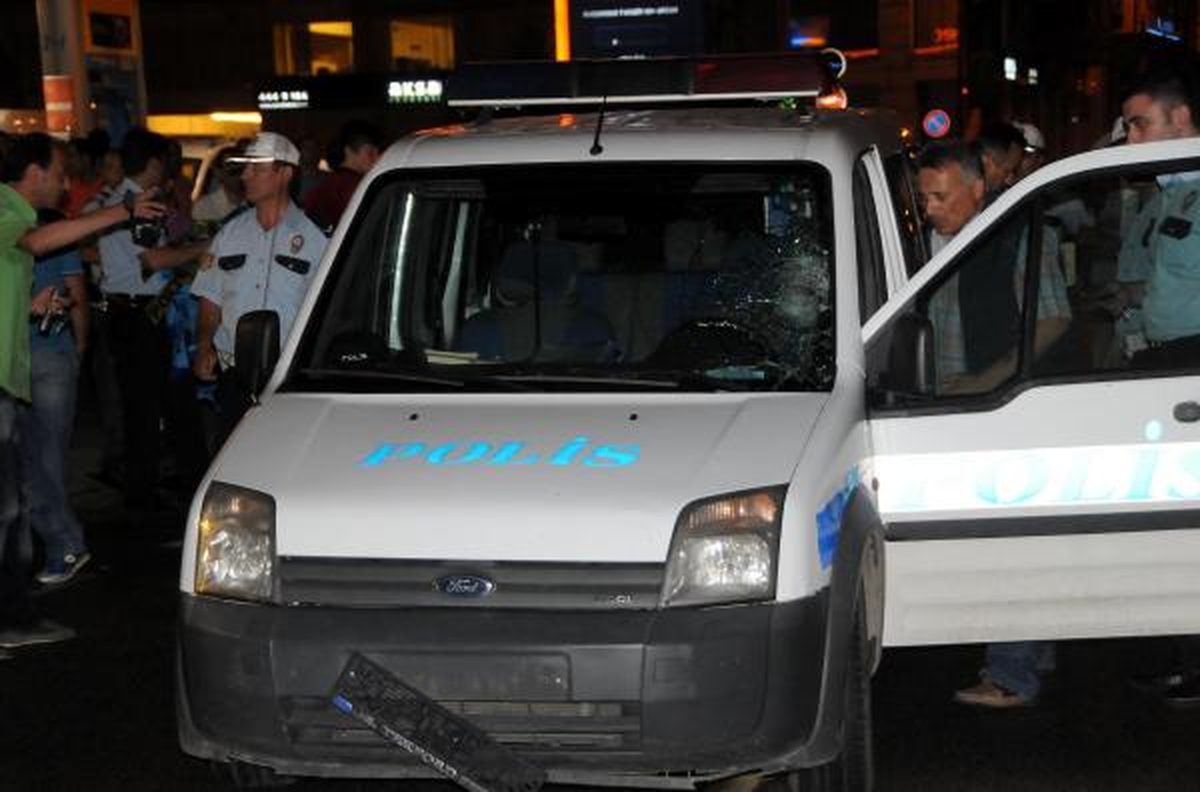 Anne ve Oğluna Polis Aracı Ve Dolmuş Çarptı