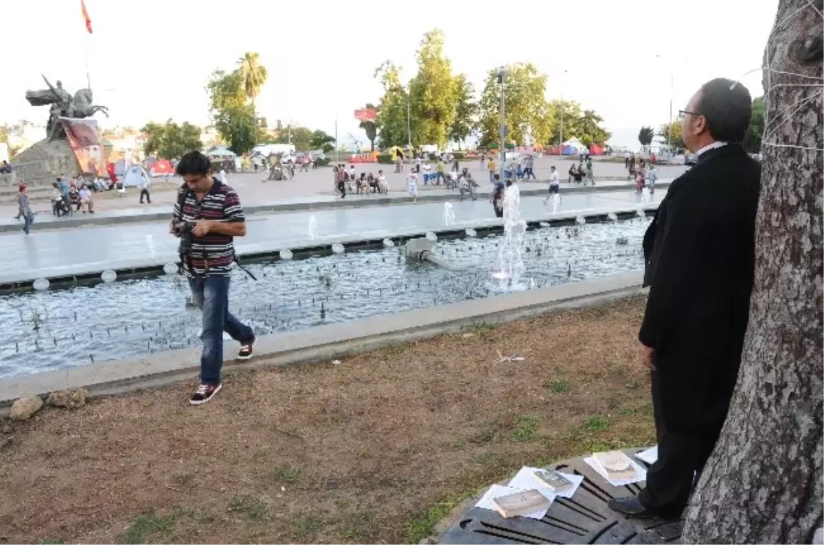 Antalya\'da Fraklı Duran Adam