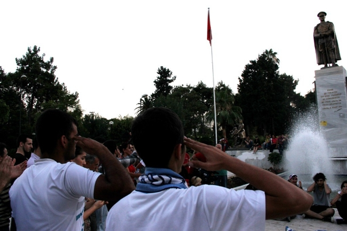 Atatürk Anıtı Önünde \'Duran Adama\' Eylemi