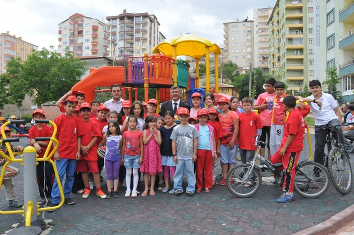 Başkan Akdoğan Çocuklara Forma ve Şapka Hediye Etti