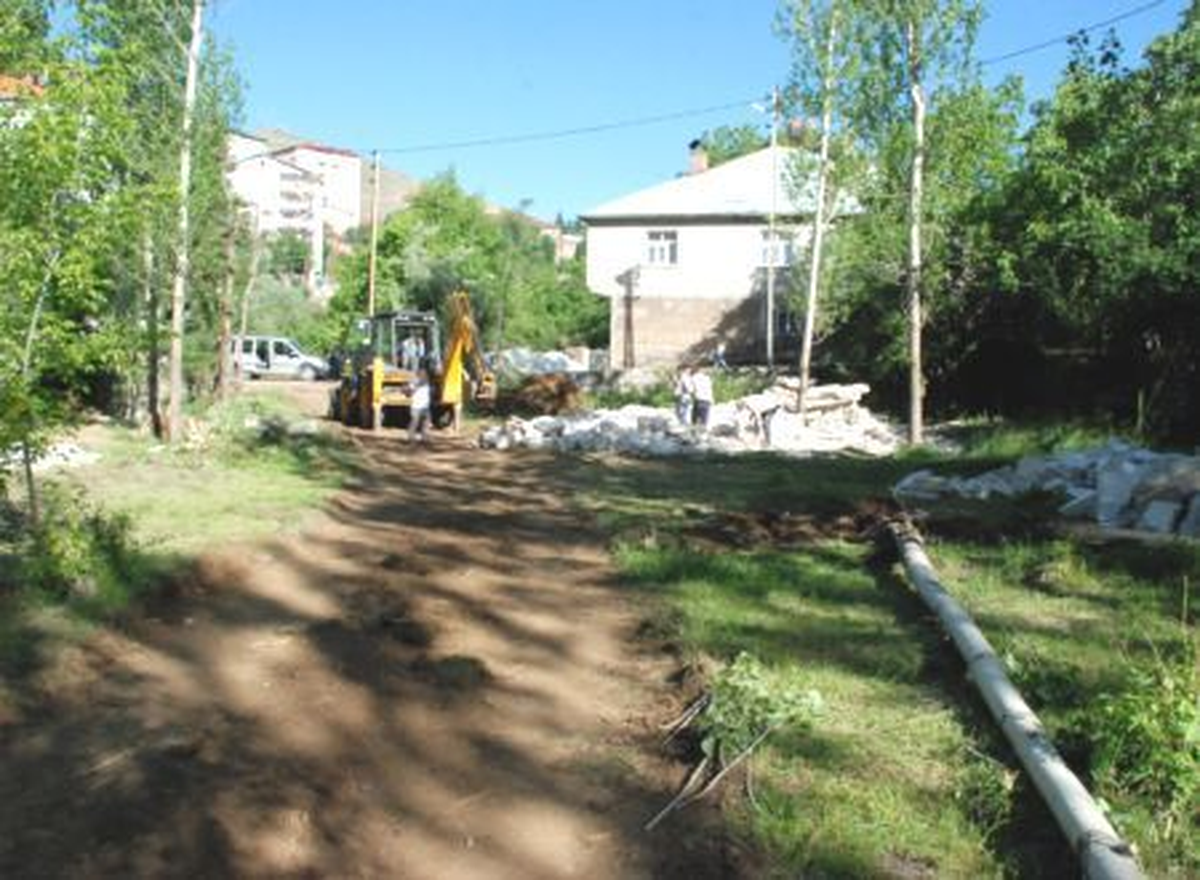 Bitlis Belediyesinin Park ve Yol Yapım Çalışmaları