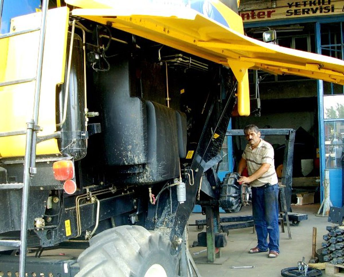 Buğday Hasadı Öncesi Biçerdöverlerde Bakım Yapılıyor