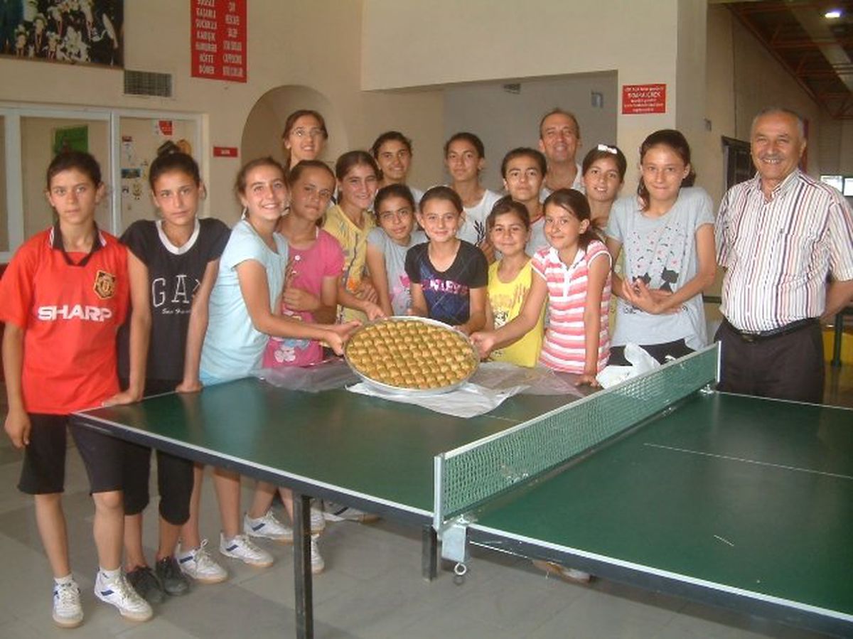 Burhaniye\'de Başarılı Hentbolculara Baklava Ziyafeti