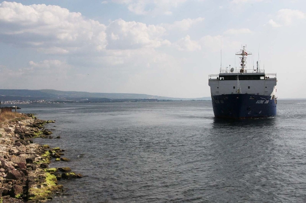 Çanakkale\'de Karaya Oturan Gemi Kurtarıldı