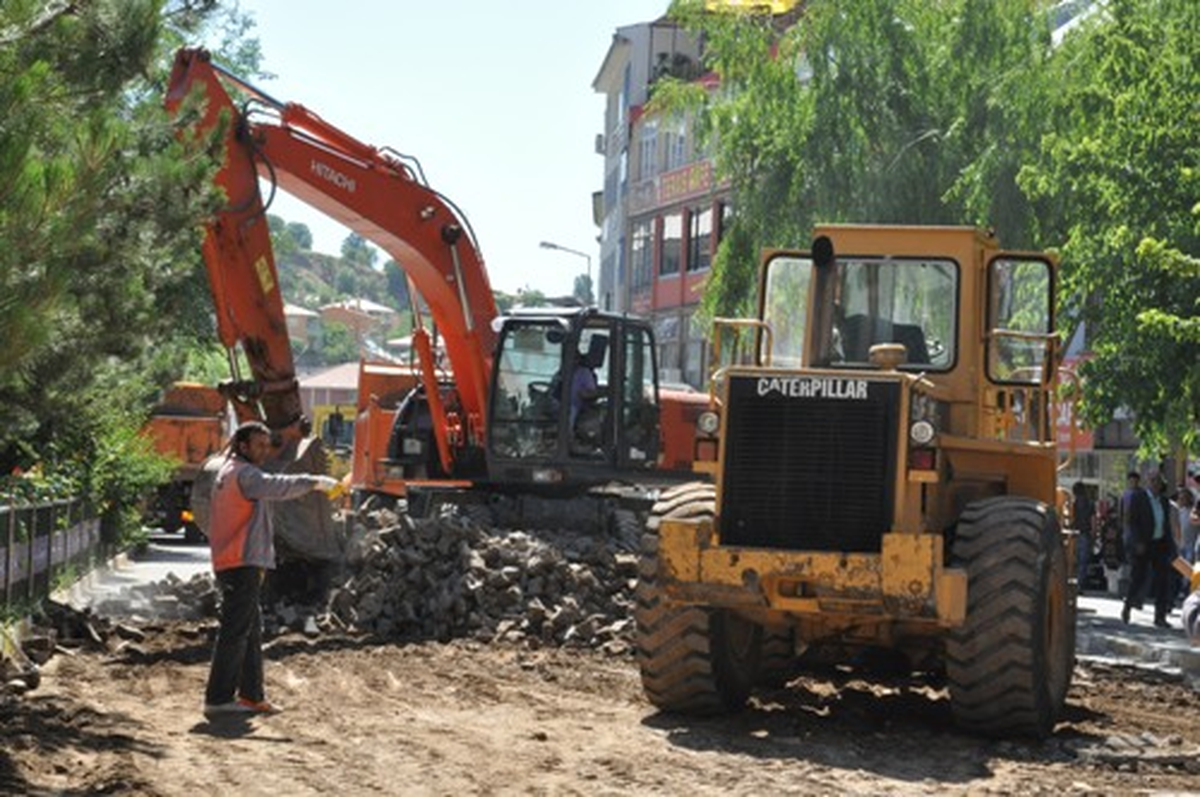 Cumhuriyet Caddesi\'nde Yol ve Peyzaj Çalışmaları Başladı

