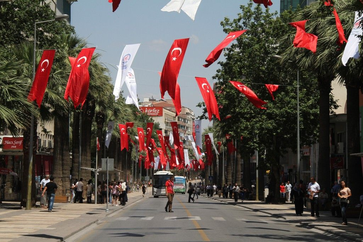Denizli Caddeleri Türk Bayrakları ile Donatıldı