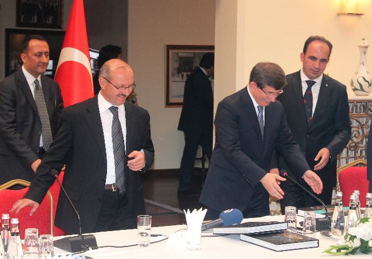 Dışişleri Bakanı Davutoğlu, 'Büyük Selçuklu Mirası' Projesi Etkinliğine Katılan Heyet ile Bir Araya...