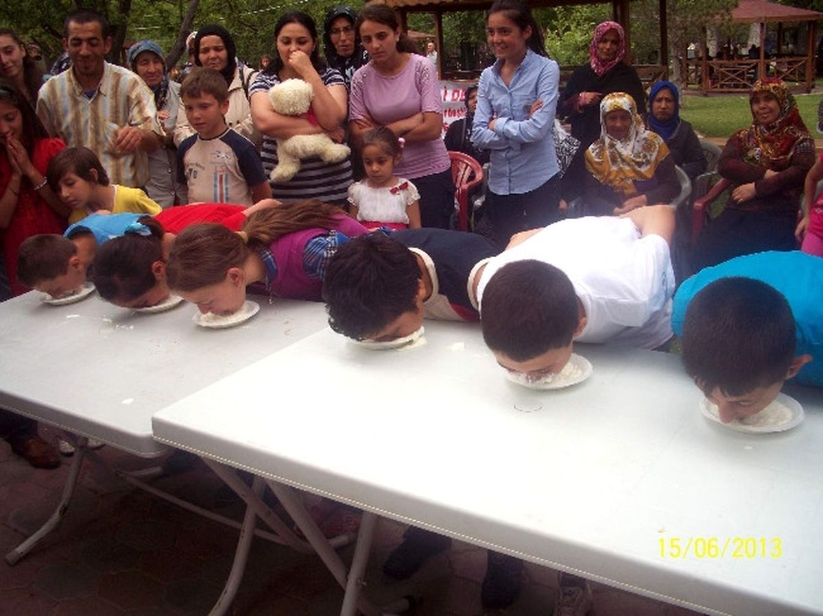 Dost Eli Derneği\'nden Yardıma Muhtaç Çocuklara Piknik