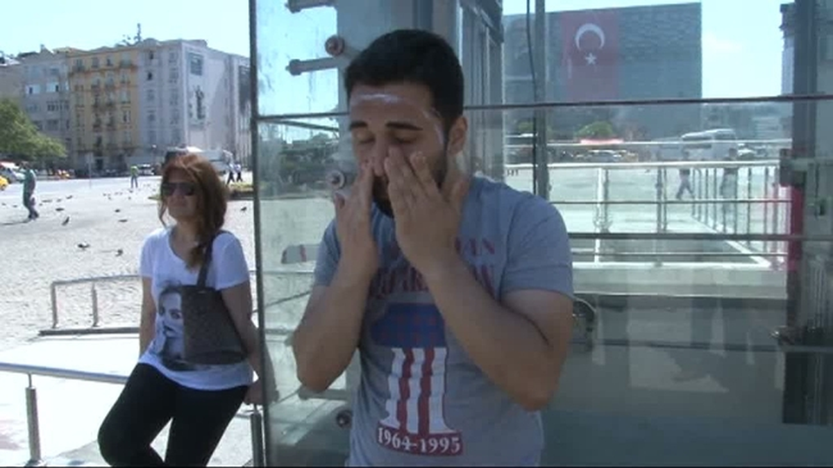 Duran Adamlar, Krem Sürerek Güneşten Korundular