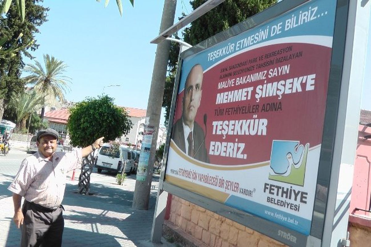 Fethiye\'de MHP\'li Başkan\'dan Ak Partili Bakan\'a Bilboardtlu Teşekkür