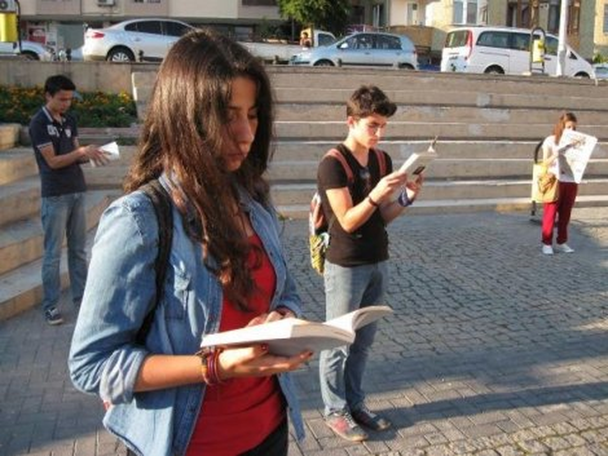 Gezi Parkı Eylemcileri Ayakta Kitap Okudu