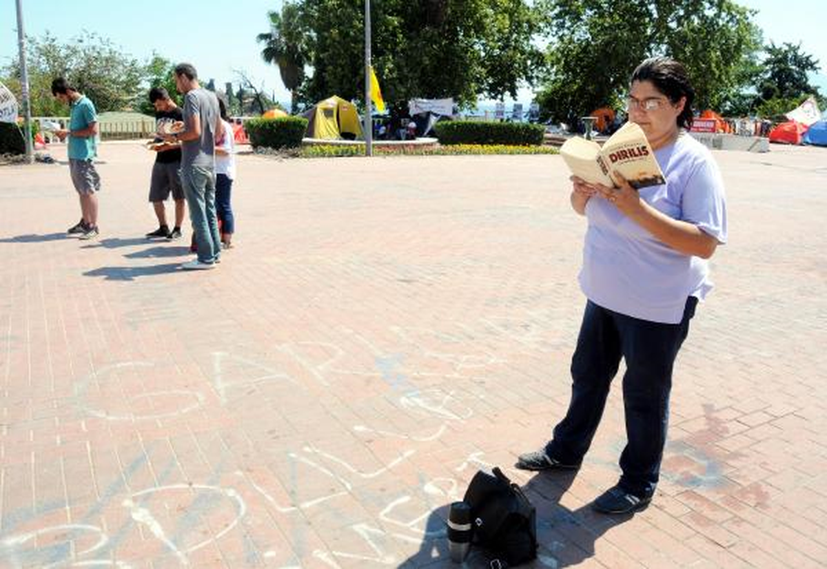 Haber Merkezi Mobeseden Görünce Sordu: Ne Yapıyor Onlar Namaz mı Kılıyor?