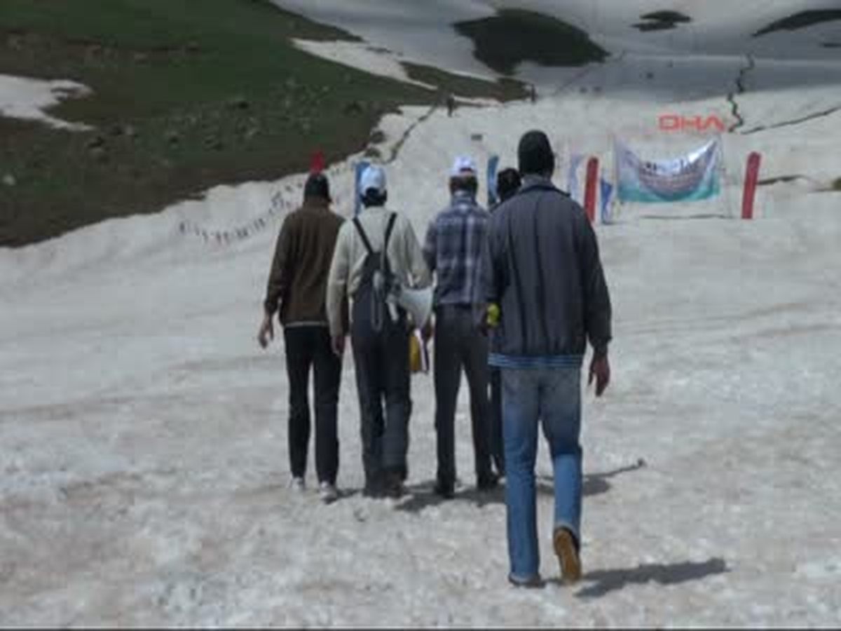 Hakkari\'de Haziran Ayında Kayak Yarışması