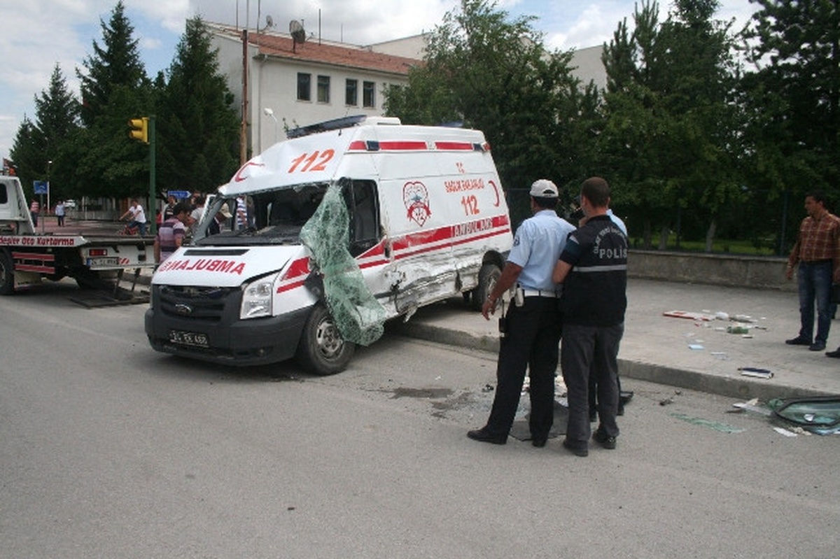 Hasta Taşıyan Ambulans Kaza Yaptı