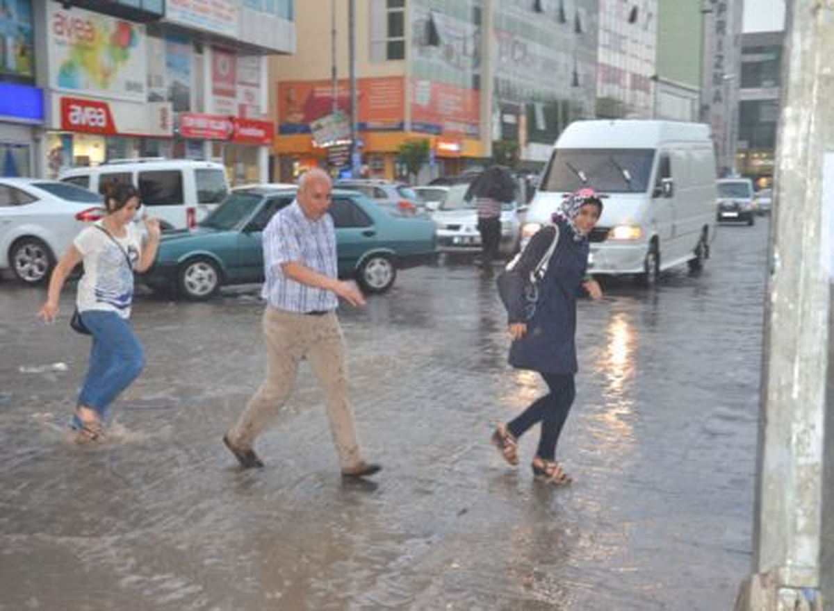 Iğdır\'da Sağanak Yağış ve Şiddetli Rüzgar