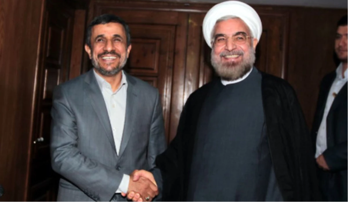 İran Cumhurbaşkanı Ahmedinejad, Halefi Ruhani ile Görüştü