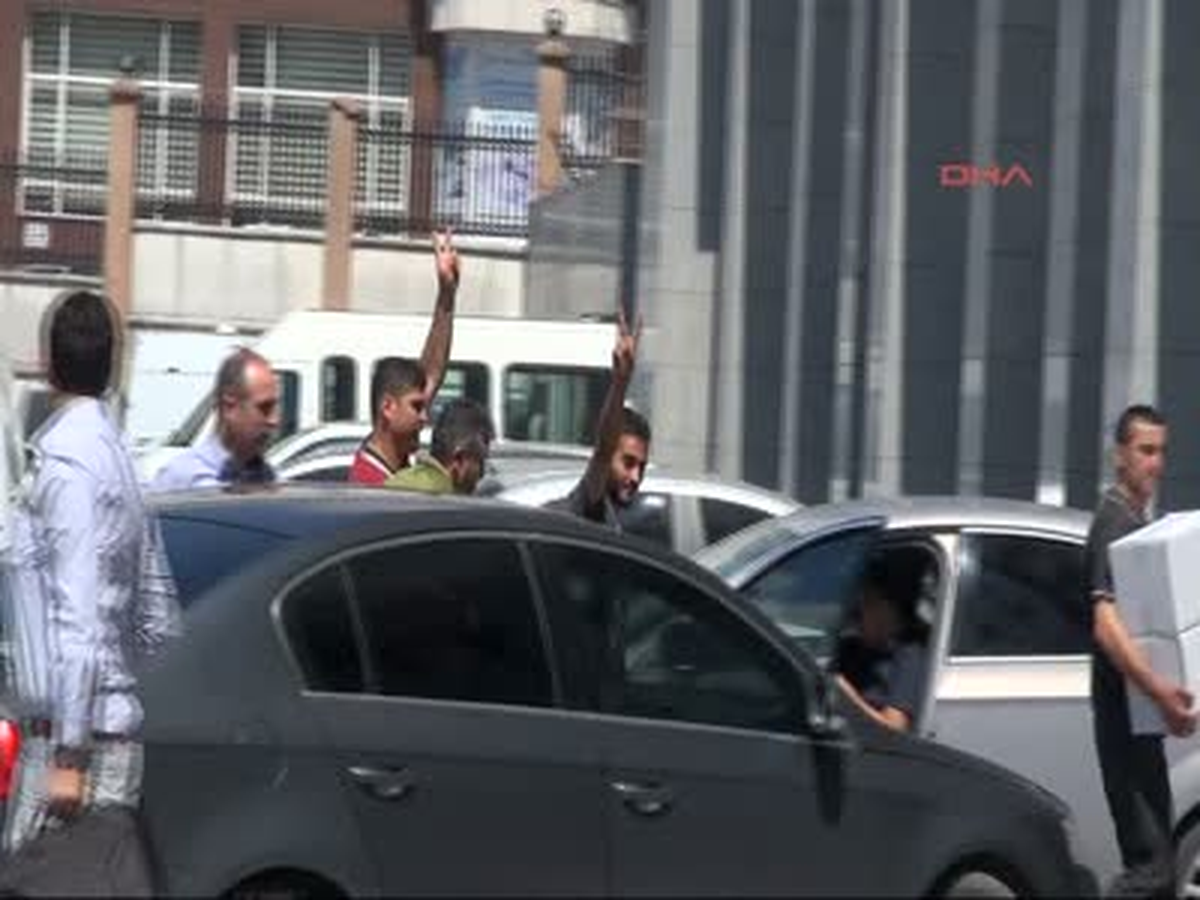 İstanbul\'daki Polis Operasyonu... Aileler Gözaltındaki Çocuklarıyla Görüştürülüyor