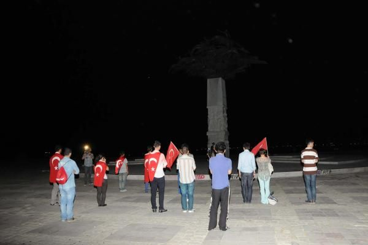 İzmir\'de de Durdular