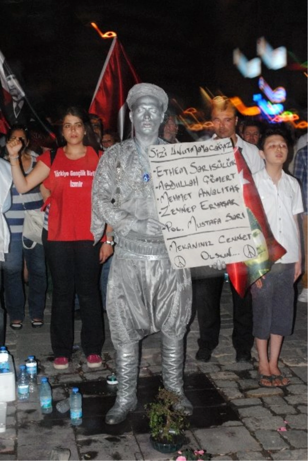 İzmir\'deki "Duran Adam" 21. Saate Ulaştı