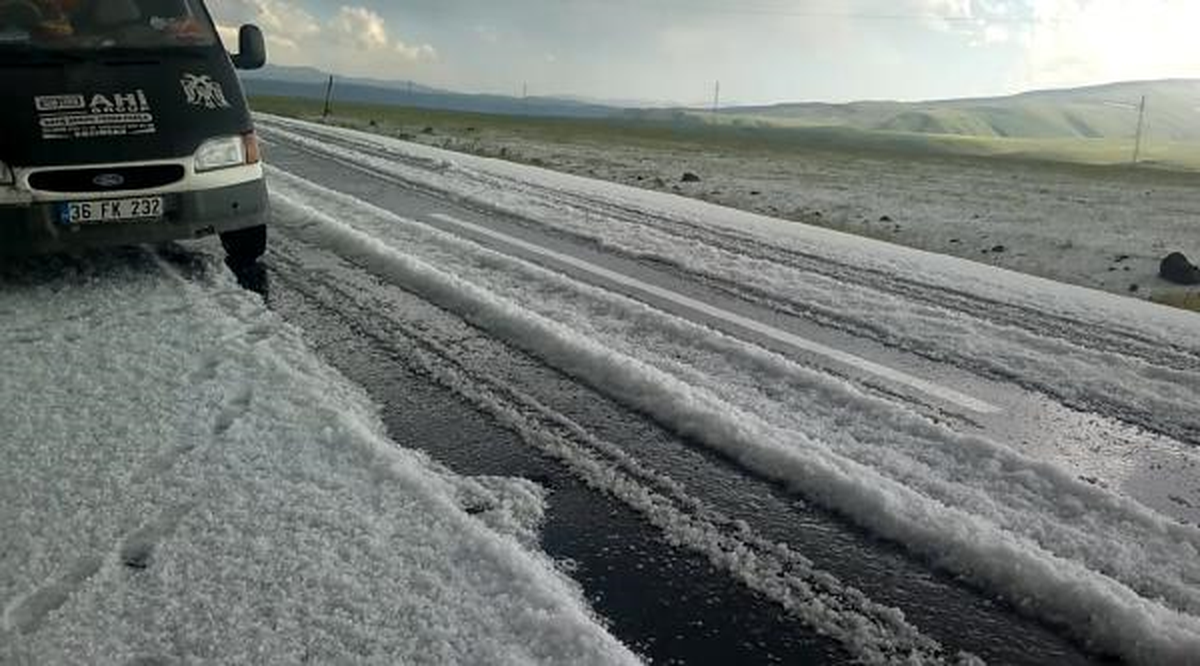 Kars\'a Dolu Yağdı