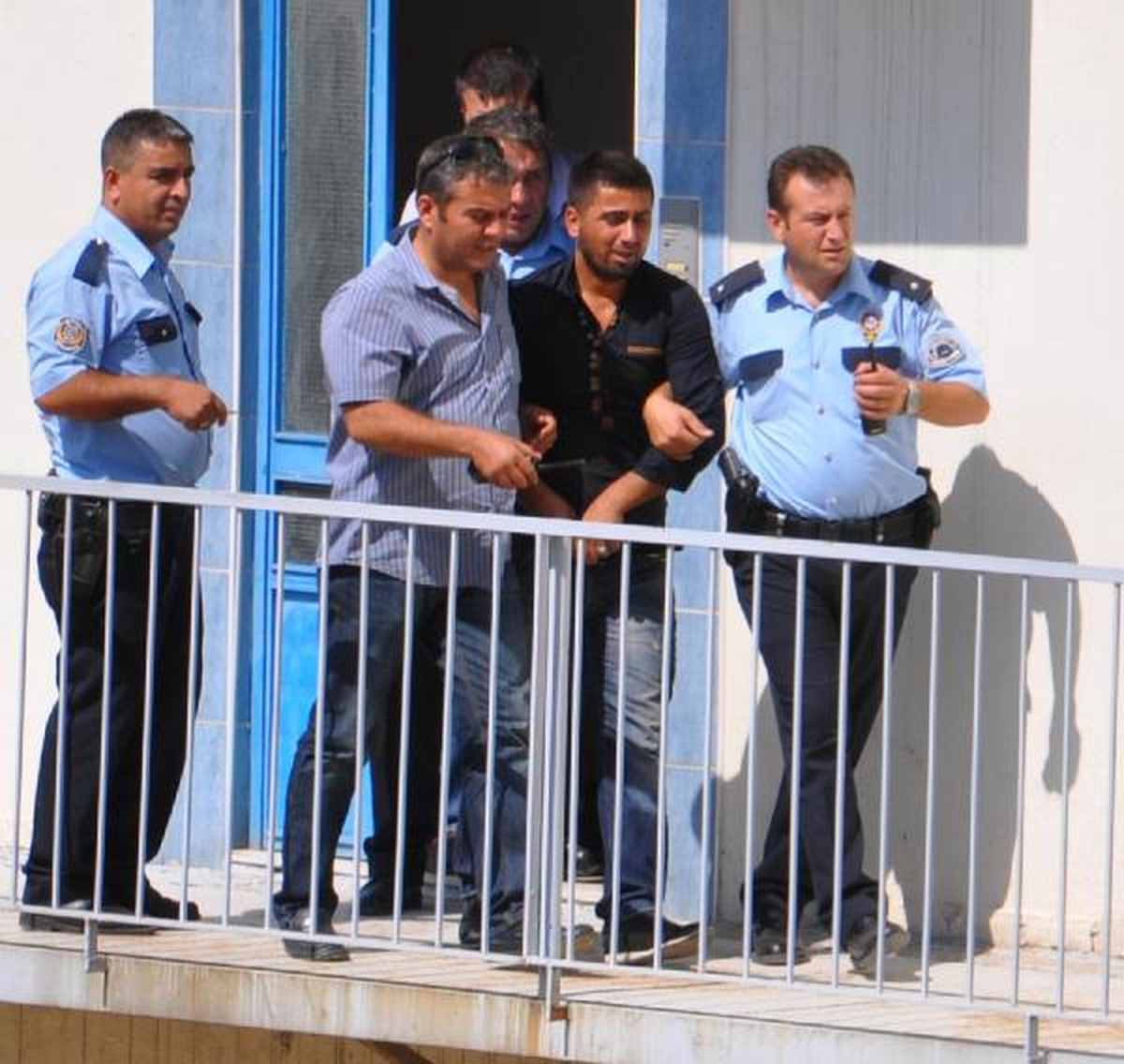 Kızını Gördü, Çatıdan İndi