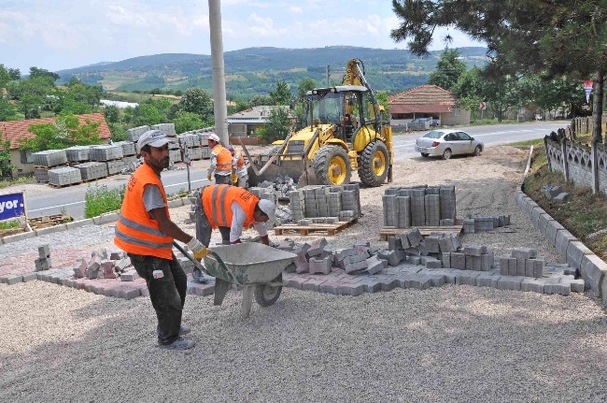 Köy Yollarına Parke Döşeniyor