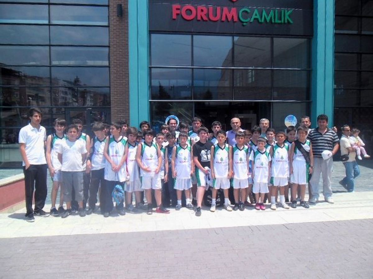 Minik Basketbolculara Karne Hediyesi