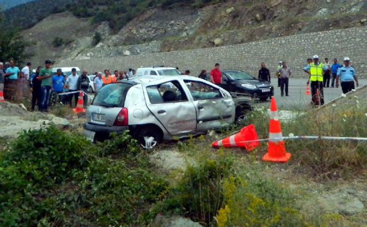 Otomobil Kızılırmak\'a Uçtu: 2 Çocuk Kayıp