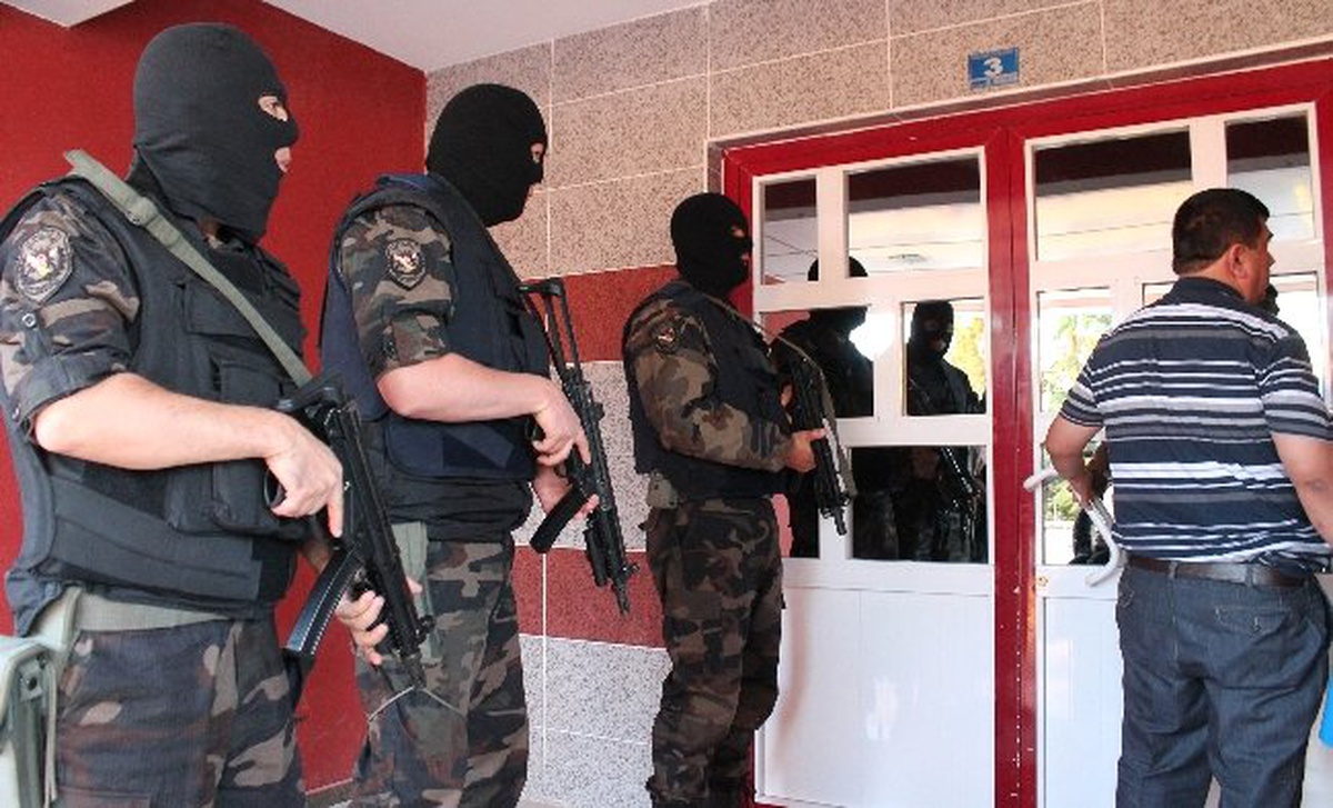Polisten 'Nazik' Operasyon: 35 Gözaltı