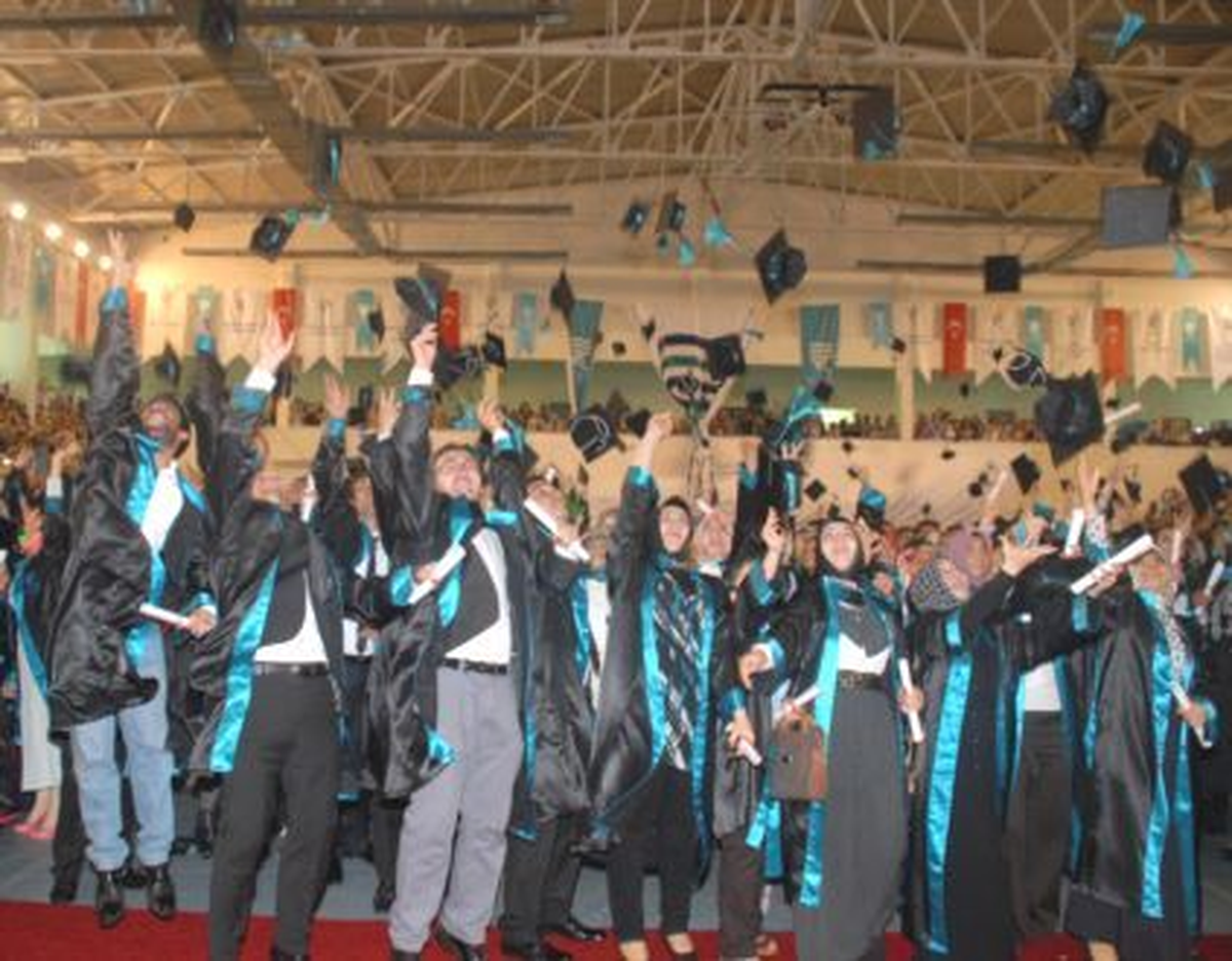 Recep Tayyip Erdoğan Üniversitesi\'nde Mezuniyet Töreni