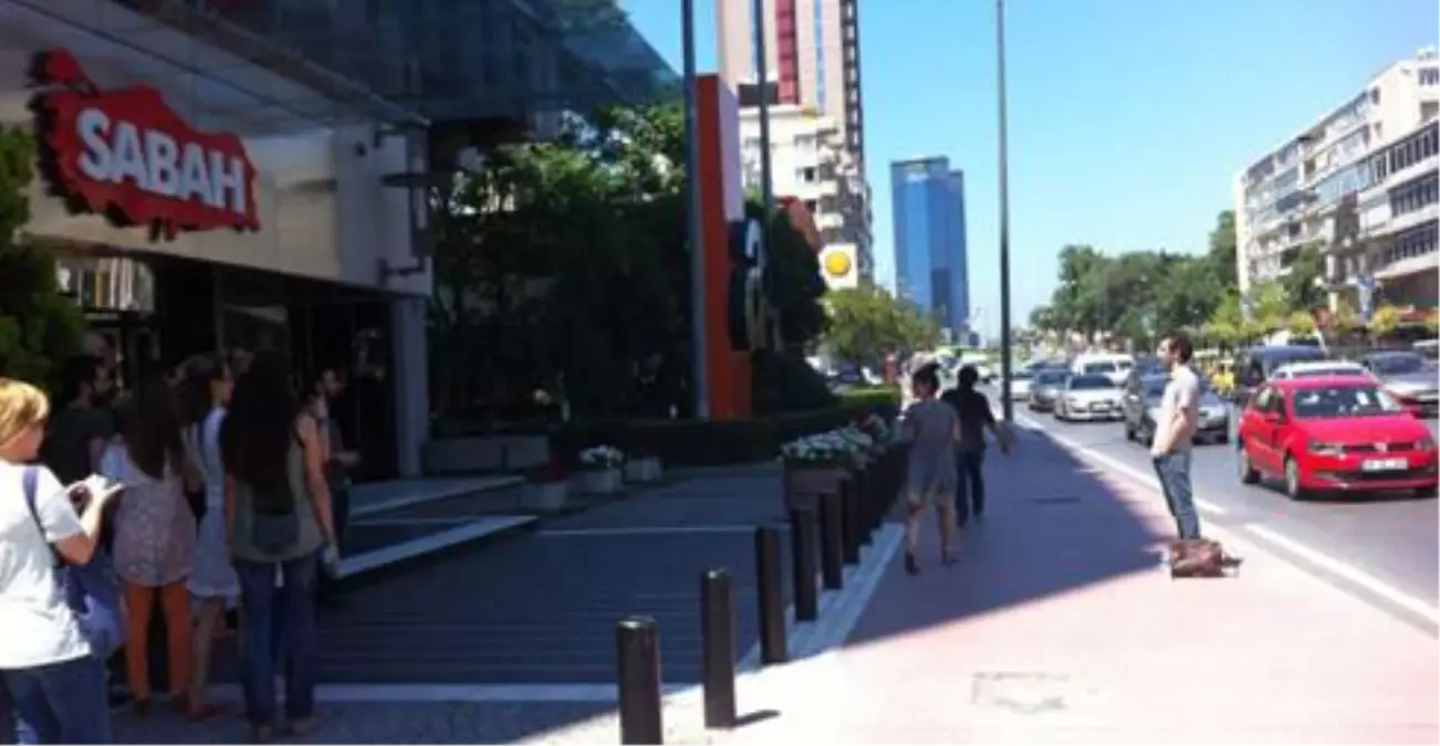 Sabah yazarından gazete önünde duran adam eylemi
