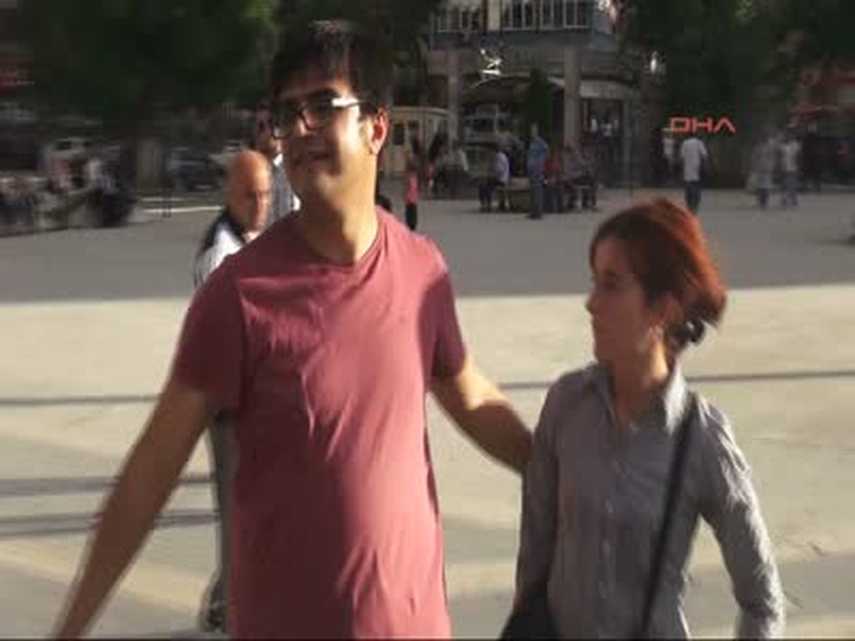 Sessiz Eylem Yapan 2 İngiliz Polise Takıldı