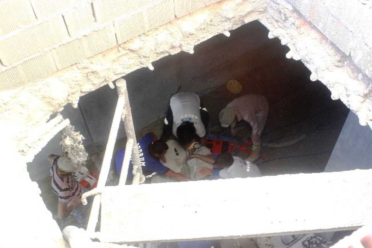 Su Deposuna Düşen İşçiyi İtfaiye Ekipleri Kurtardı