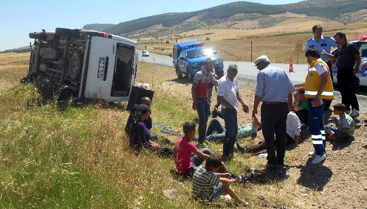 Suriyelileri Taşıyan Minibüs Kaza Yaptı: 6 Yaralı
