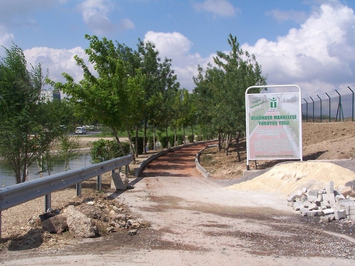 Tahrip Edilen Yürüyüş Yolu Yenileniyor
