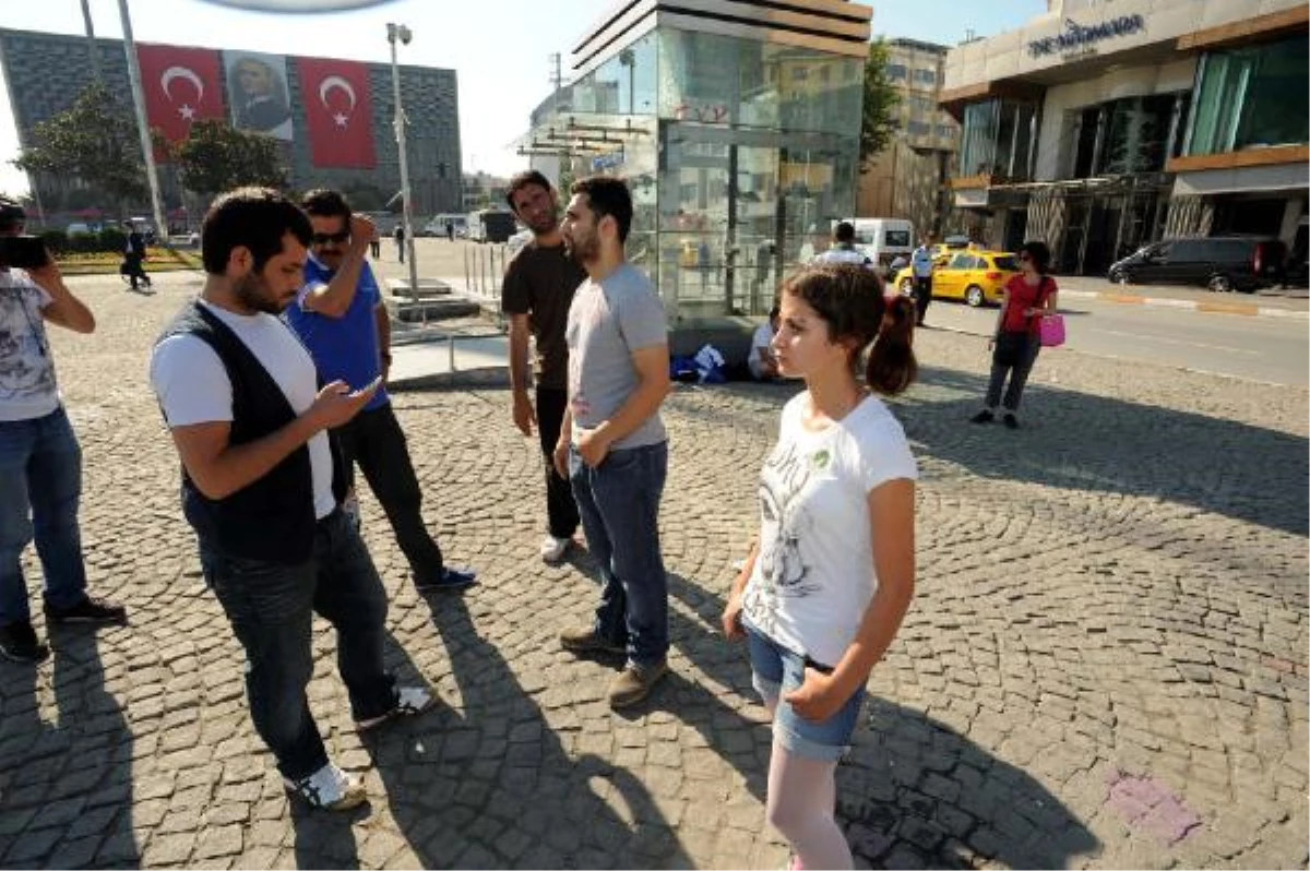 Taksim\'de "Duran Adam"a Kimlik Kontrolü