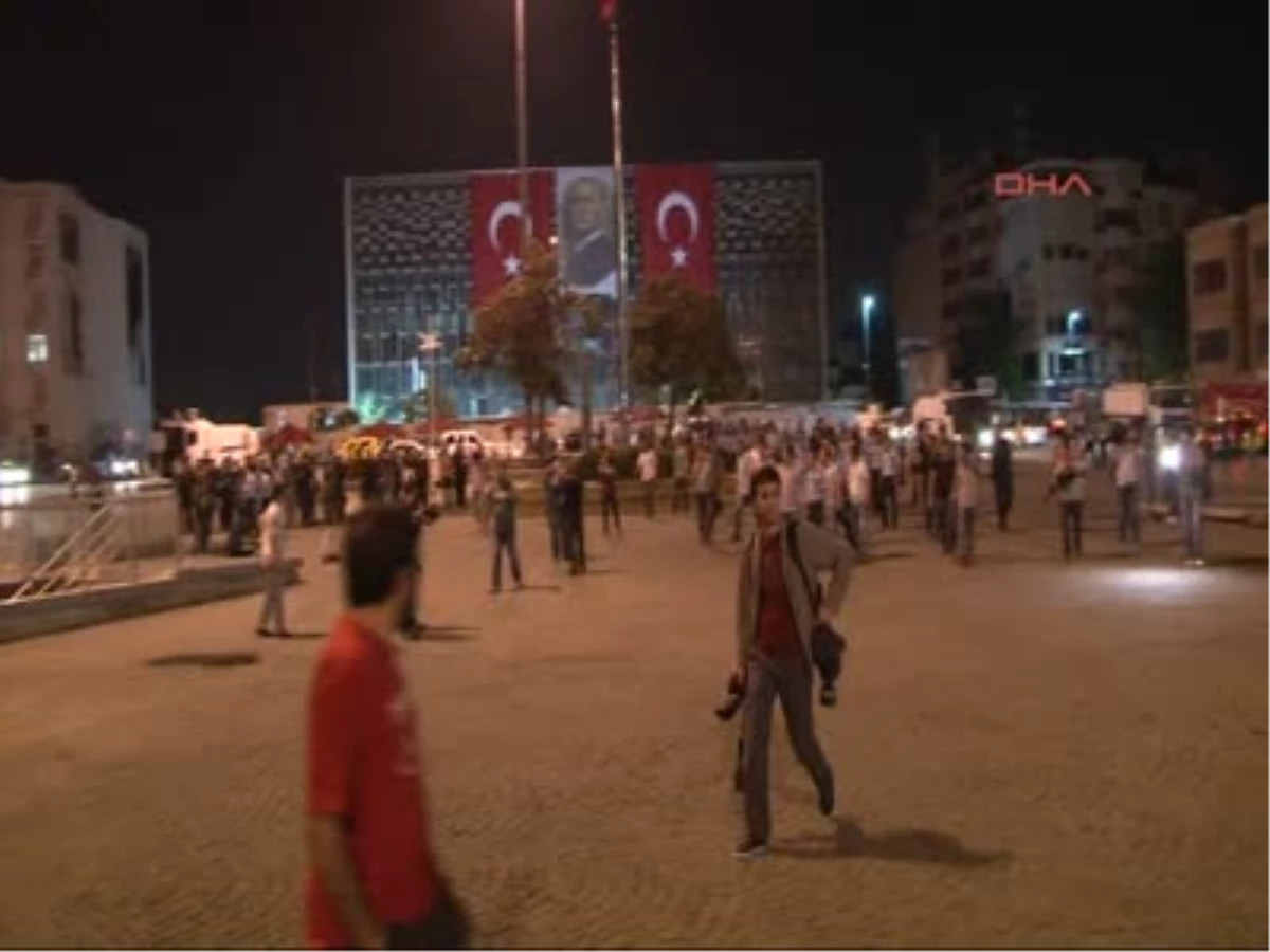 Taksim Meydanı\'nın da Bekleyenleri Polis Gözaltına Aldı Taksim Metro Çıkışında "Duran Adam"...