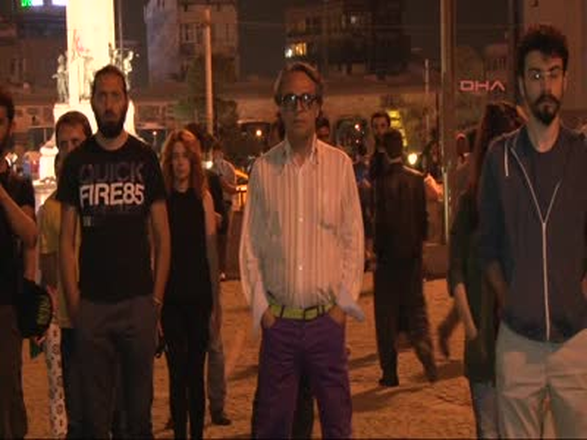 Taksim Meydanı\'nında 5 Saattir Duruyor Kamera.
