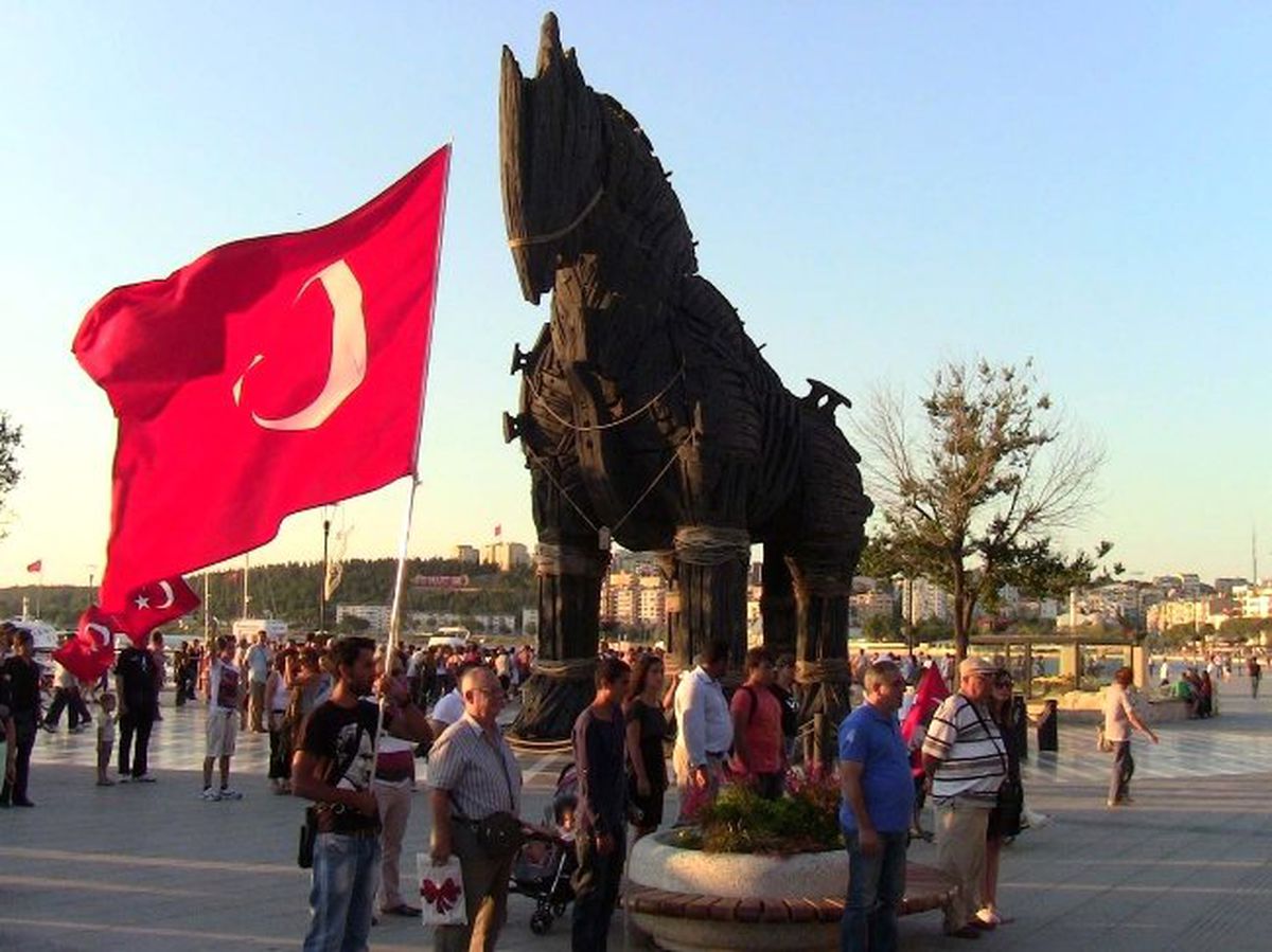 Truva Atı Önünde "Duran Adam" Eylemi
