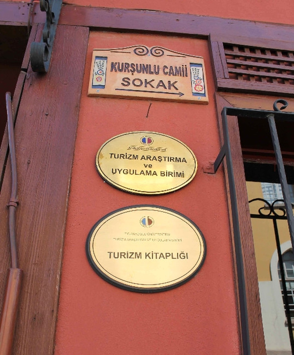 Tugev\'in Bağışlarıyla Eskişehir\'de Turizm Kitaplığı Açıldı