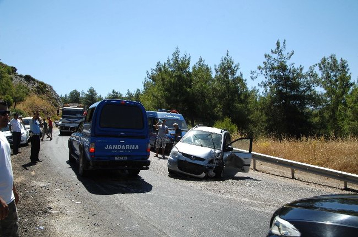 Turistleri Taşıyan Safari Jeep Kaza Yaptı, 3 Kişi Yaralandı