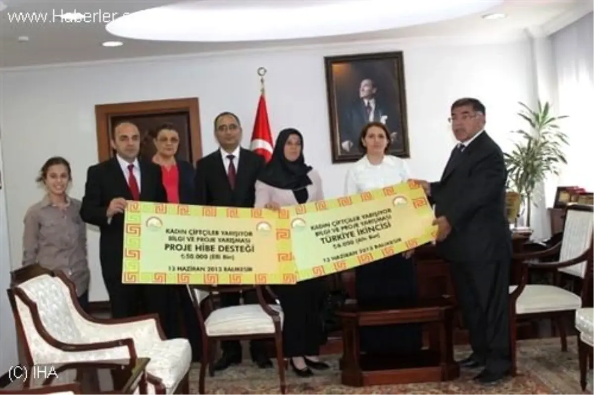 Türkiye 2.\'si Çiftçi Halime Zengin Vali Yılmaz\'ı Ziyaret Etti